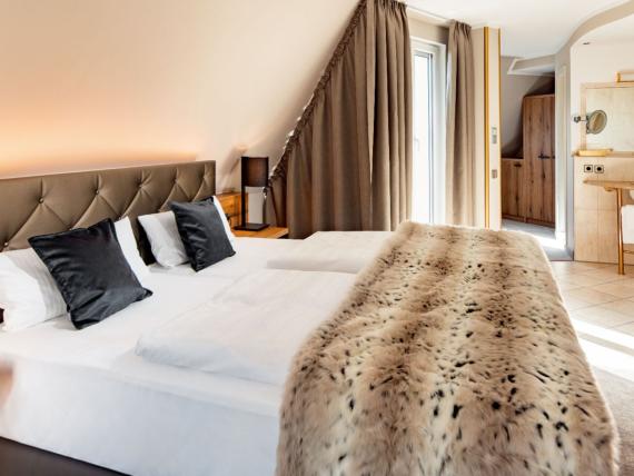 Gemütliches Zimmer mit Doppelbett im Burghotel Staufeneck