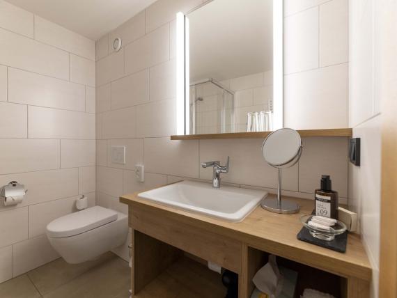 Bagno moderno all'Unterrain Lifestyle Hotel con lavabo e wc