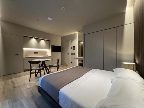 Suite moderna con angolo cottura e letto matrimoniale all'Evangelisti Palace Suite & Apartments