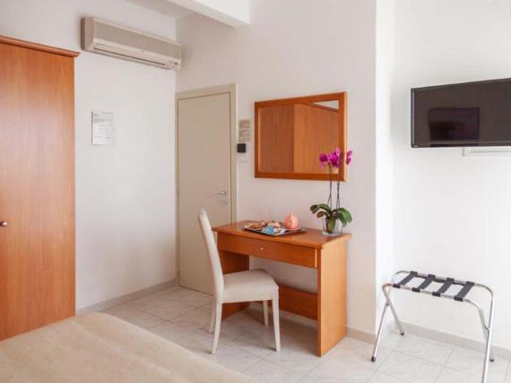Camera semplice all'Hotel Viola Gaeta con scrivania, sedia e TV a parete