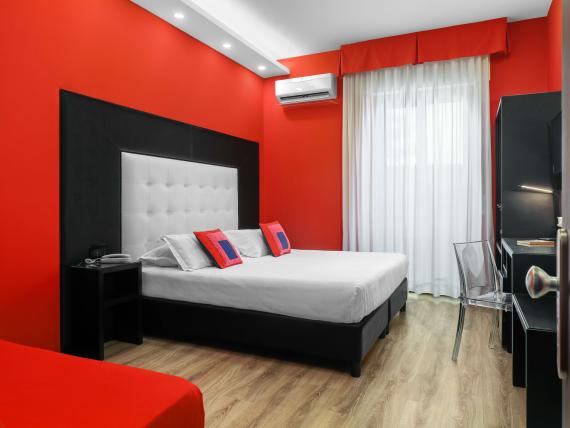 Camera moderna con pareti rosse al Reggia Suite Spa Hotel