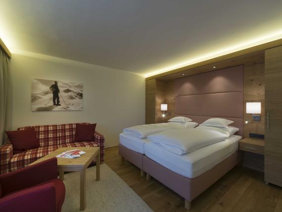 Grundriss eines Zimmers im Hotel Panorama mit Schlafbereich, Bad und Balkon