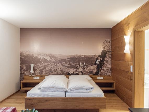 Unordentliches Bett im Sporthotel Silvretta Montafon Gaschurn mit Sonnenlicht