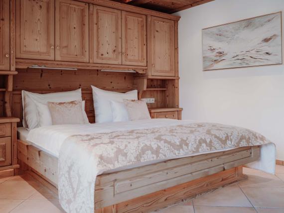 Gemütliches Schlafzimmer mit Holzmöbeln in Das Verwall Lech
