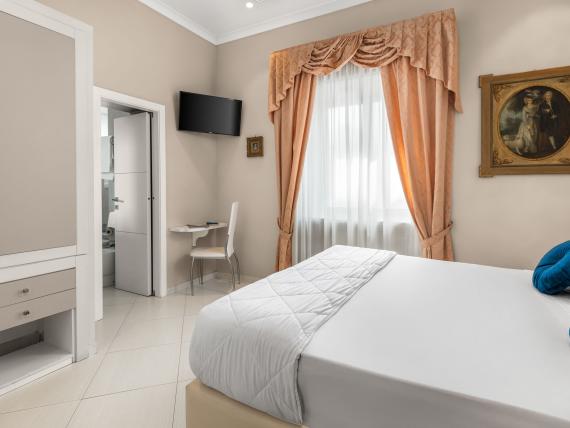 Camera luminosa con letto matrimoniale e TV all'Hotel Regina Caserta
