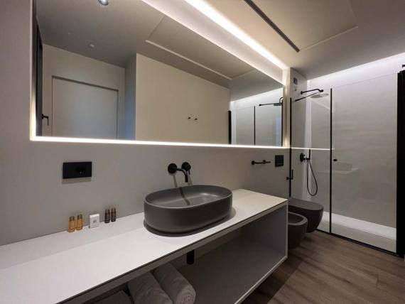 Bagno moderno con lavabo e doccia presso Evangelisti Palace Suite & Apartments