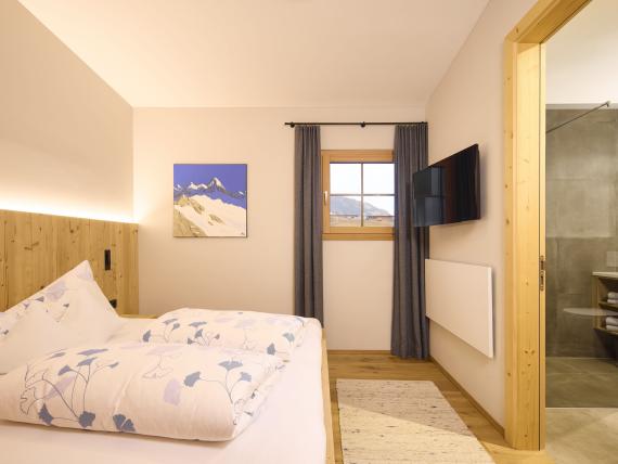 Gemütliches Schlafzimmer mit Holzdetails im Hochfeldhof