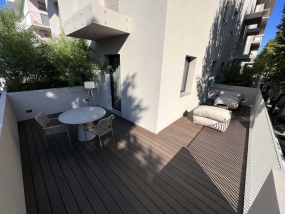 Balcone con tavolo e sedie presso Evangelisti Palace Suite & Apartaments