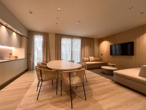 Soggiorno e sala da pranzo moderni in Evangelisti Palace Suite & Apartaments