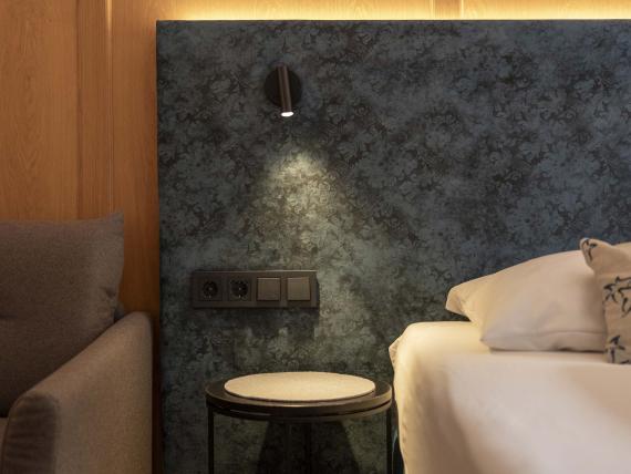 Angolo accogliente al Das Unterrain Lifestyle Hotel con poltrona e tavolino