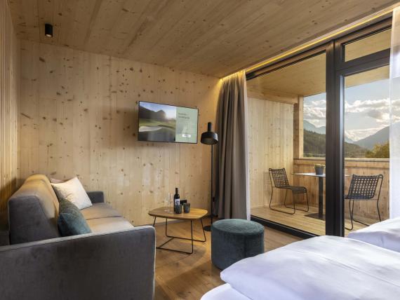 Der Dolomitenhof ***S gemütliches Zimmer mit Balkon und Bergblick