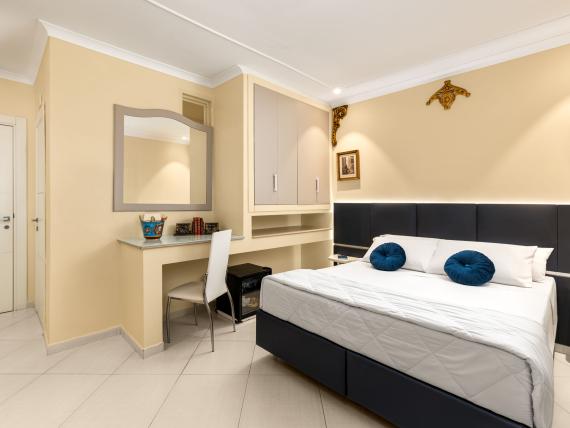 Camera moderna all'Hotel Regina Caserta con letto matrimoniale e scrivania