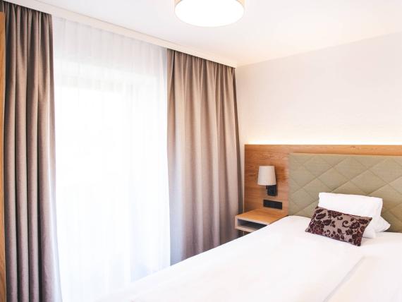 Der Dolomitenhof ***S Einzelzimmer mit modernem Design und Tageslicht