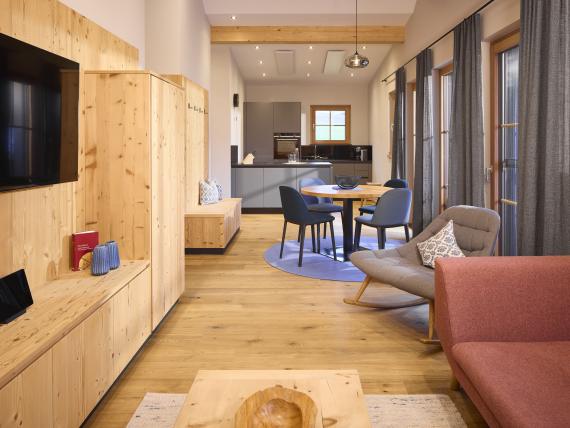 Wohn- und Essbereich mit Holzinterieur im Hochfeldhof