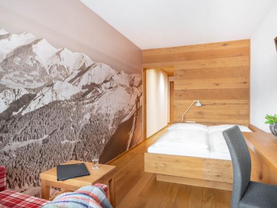 Zerknittertes Bettlaken im Sporthotel Silvretta Montafon Gaschurn