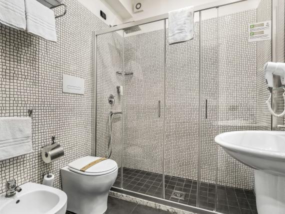 Bagno moderno con doccia presso Reggia Suite Spa Hotel