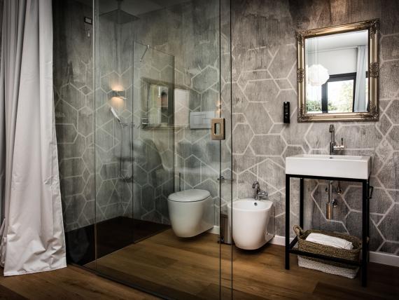 Elegante bagno del Teku Boutique Hotel con doccia, lavabo e bidet indipendente