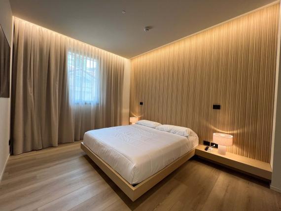 Camera da letto con letto matrimoniale all'Evangelisti Palace Suite & Apartaments