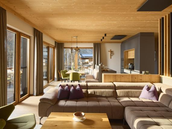 Moderne Wohnzimmeransicht mit Sofa und Essbereich im Hochfeldhof