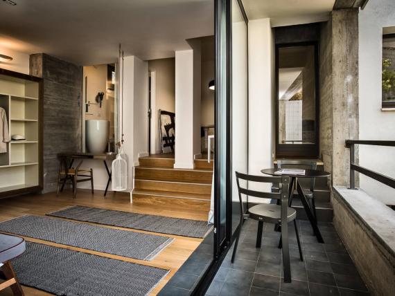 Interno con armadio e tavolo al Teku Boutique Hotel