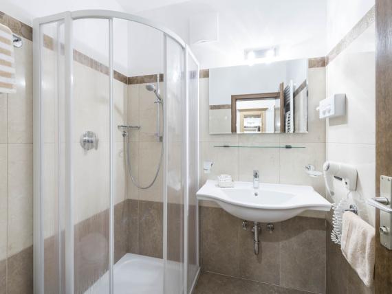 Sauberes Badezimmer mit Dusche im Hotel Waldsee