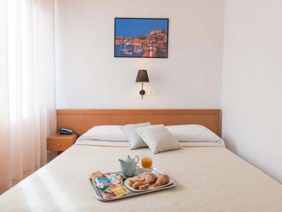 Hotel Viola Gaeta camera con vassoio per la colazione sul letto e quadro sulla parete