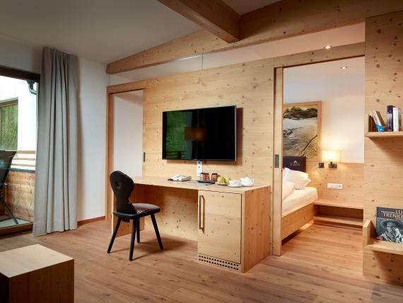 Modernes Zimmer mit Holzinterieur im Naturhotel Die Waldruhe