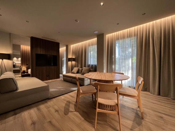 Zona giorno accogliente con tavolo da pranzo in Evangelisti Palace Suite & Apartments