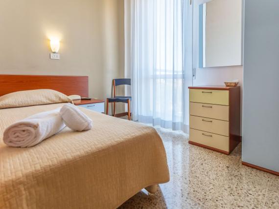 Camera singola con asciugamani in Le Rose Nuove Viserba