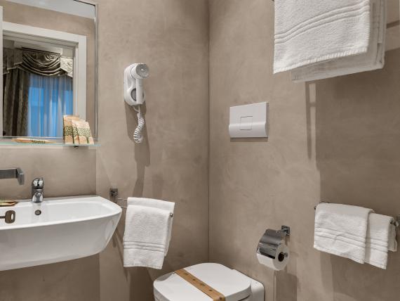 Bagno moderno con WC e bidet all'Hotel Regina Caserta