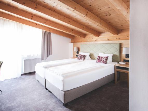 Der Dolomitenhof ***S gemütliches Doppelzimmer mit Holzbalkendecke