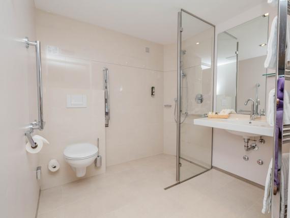 Modernes Badezimmer im Parkhotel St. Leonhard Überlingen mit Dusche und Toilette