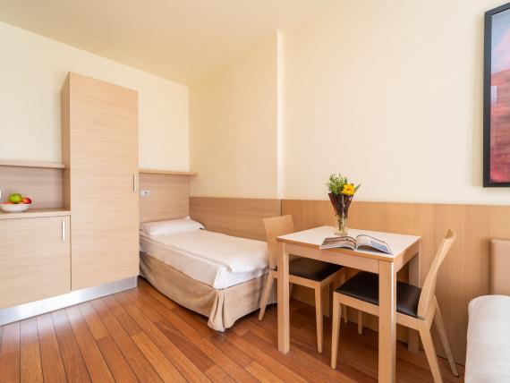 Camera singola con mobili in legno al Bibione Palace Hotel