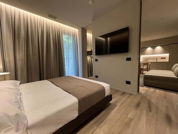 Camera da letto moderna in Evangelisti Palace Suite & Apartments con TV e divano