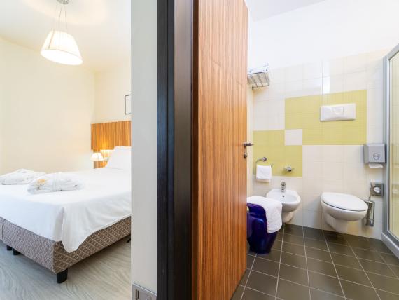 Camera da letto e bagno moderni al Bibione Palace Hotel
