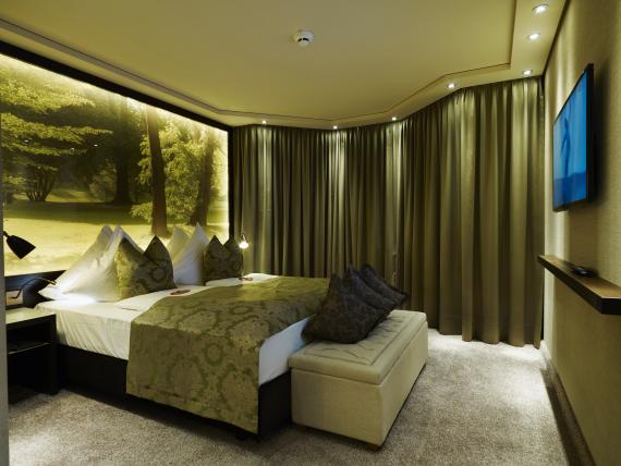 Modernes Hotelzimmer mit Doppelbett im Land & Golf Hotel Stromberg