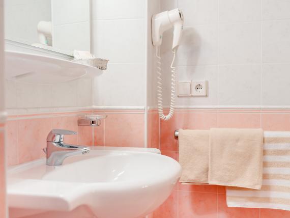 Badezimmer Waschbecken mit Handtüchern im Hotel Waldsee