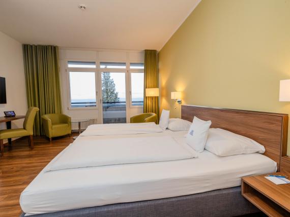 Modernes Doppelzimmer im Parkhotel St. Leonhard Überlingen mit Balkon und Seeblick