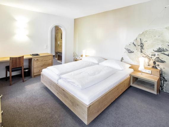 Licht auf zerknitterter Bettwäsche im Sporthotel Silvretta Montafon Gaschurn