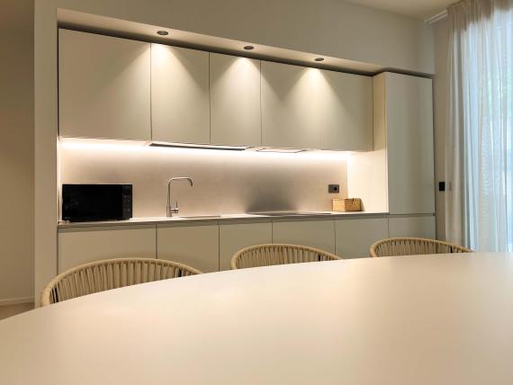 Cucina moderna negli Evangelisti Palace Suite & Apartments con sedie e tavolo rotondi