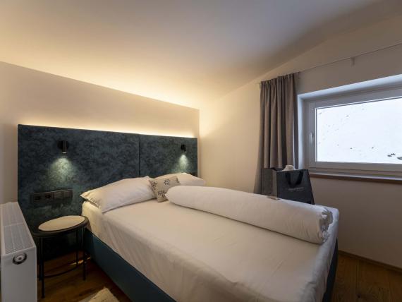 Camera moderna all'Unterrain Lifestyle Hotel con letto confortevole e finestra