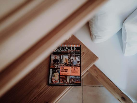 Magazin auf Holztisch im Das Verwall Lech Hotelzimmer