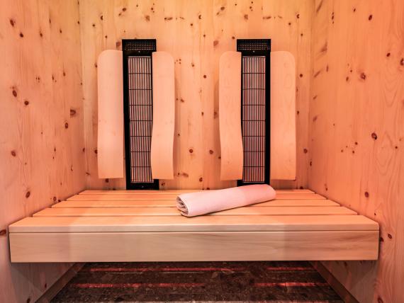 Holzsauna im Hochfeldhof mit Bank und Handtuch