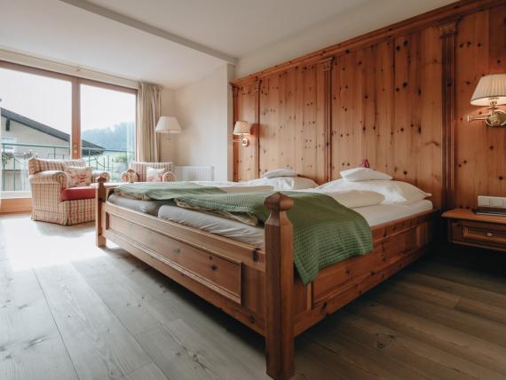 Gemütliche DER GREIL Holzwand mit rotkariertem Kissen