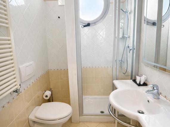 Bagno moderno al Regal Hotel Rimini con doccia, WC e lavabo