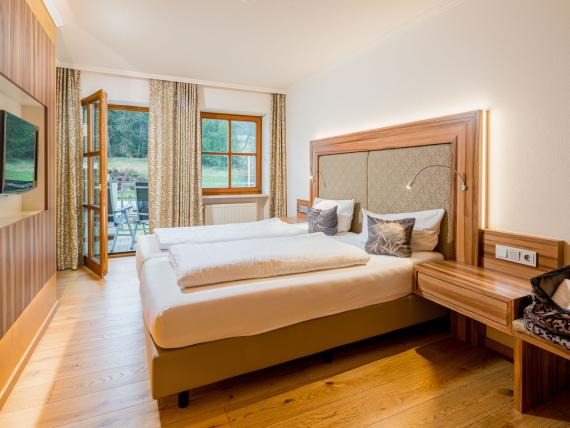 Modernes Doppelzimmer im Hammerhof Bodenmais mit Balkon und Blick ins Grüne