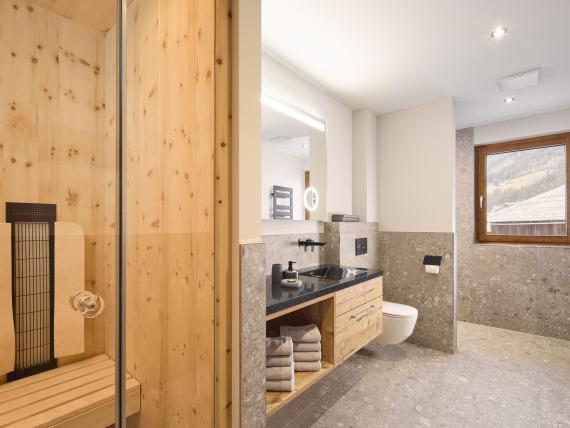 Modernes Badezimmer mit Sauna im Hochfeldhof mit Bergblick