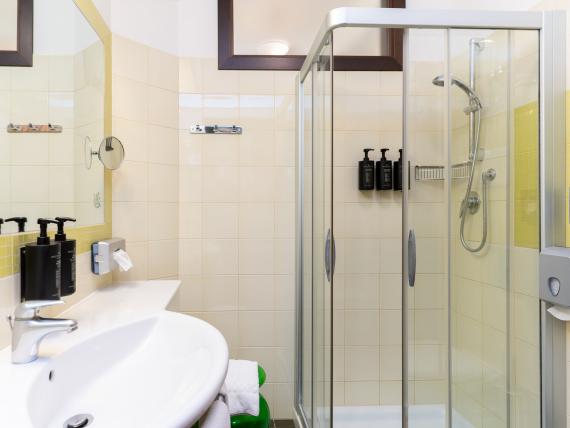 Bagno moderno con doccia al Bibione Palace Hotel