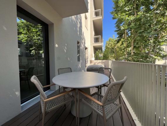 Terrazza con tavolo e sedie a Evangelisti Palace Suite & Apartments