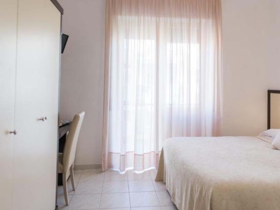 Camera luminosa all'Hotel Viola Gaeta con letto e armadio